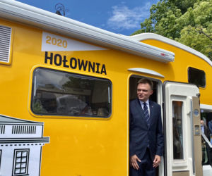 Szymon Hołownia w wyborczym kamperze