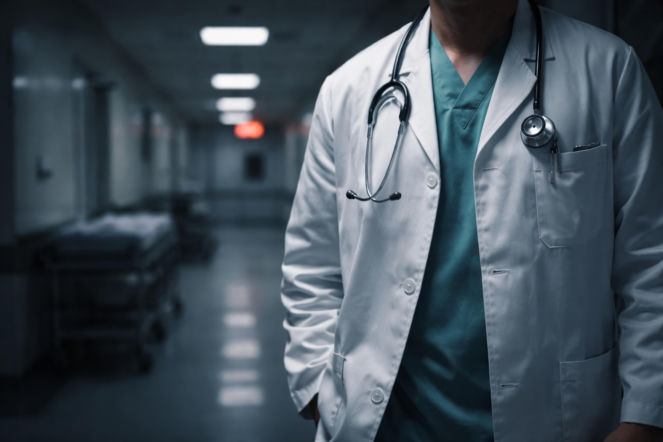 Groźny supergrzyb w polskich szpitalach. Jakie objawy powinny zaniepokoić seniorów?