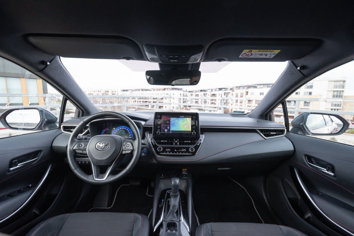 Toyota Corolla 2.0 Hybrid Dynamic Force 184 KM e-CVT vs Mazda 3 Skyactiv-X 180 KM 6MT AWD