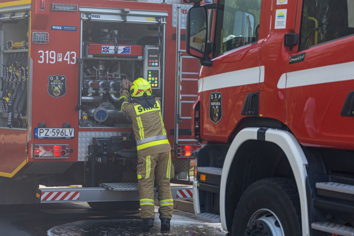 Pożar dachu hali sportowej w podpoznańskim Czerwonaku