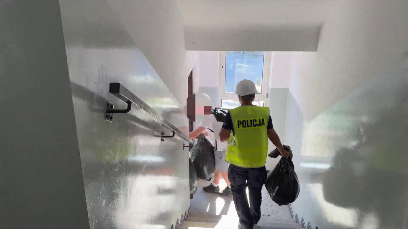 Policjanci pokazali jak wygląda wnętrze spalonego budynku w Ząbkach. Wstrząsające obrazki