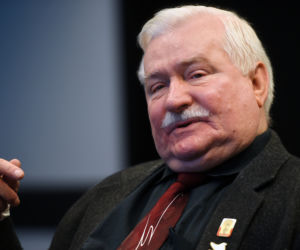 Lecha Wałęsa modli się za wnuczkę.