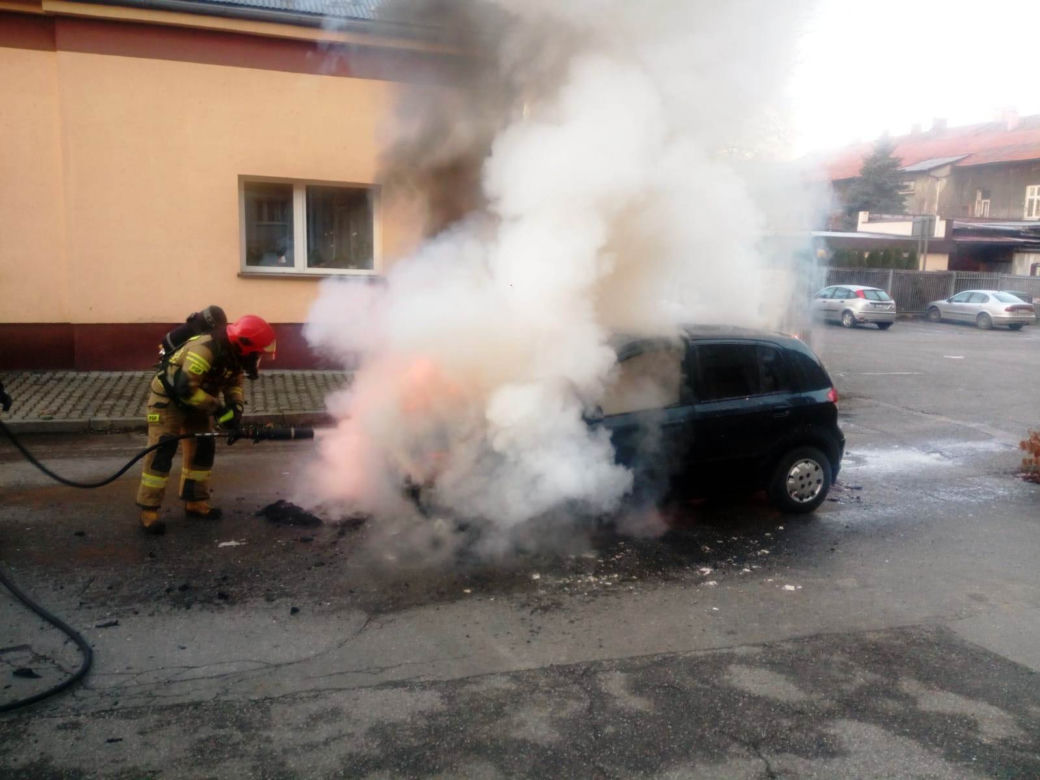Hyundai płonął jak pochodnia! Był wyposażony w butlę gazu LPG. Z samochodu został wrak