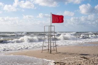 Sinice Darłowo. Czy w Darłowie można się kąpać 18.08? Flaga, warunki pogodowe