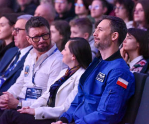 Sławosz Uznański-Wiśniewski w Toruniu. Gigantyczna kolejka pod Aulą UMK