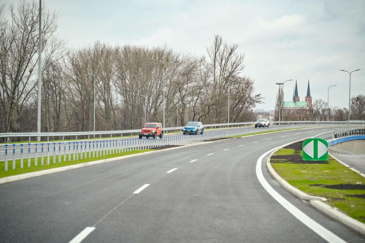 To najdłuższa ulica w Polsce. Ma ponad 15 km i znajduje się w województwie śląskim