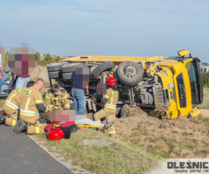 Citroen zderzył się czołowo z wywrotką. Groźny wypadek pod Oleśnicą