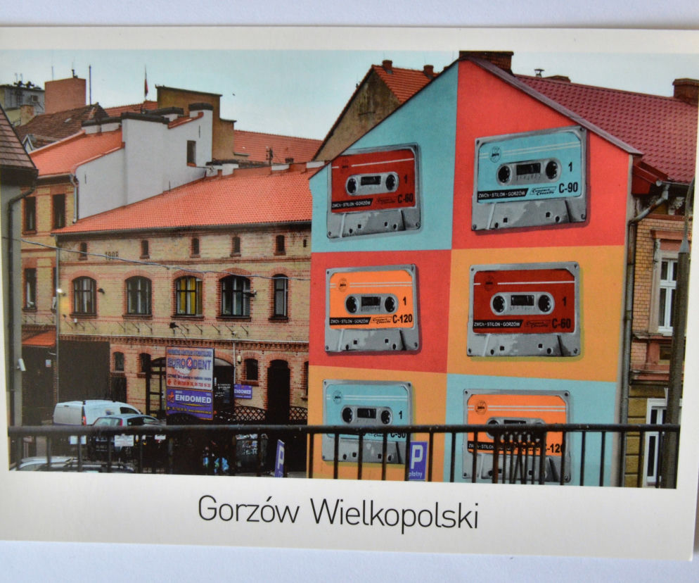 Urzędnicy rozdają pocztówki. Zobaczcie kilka. 