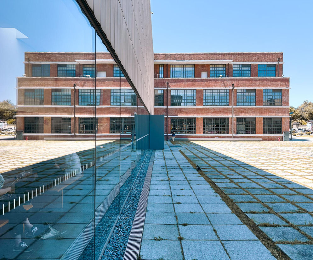 Ceglany budynek MMCA w Seulu odbija się w szklanej fasadzie nowej części muzeum. O architekturze przeczytasz w Architektura.