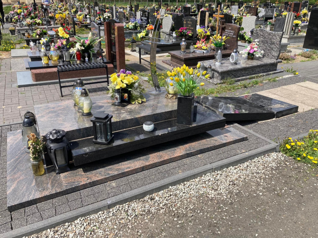 Szok! Kilkadziesiąt zdewastowanych nagrobków na cmentarzu w Piekarach Śląskich 