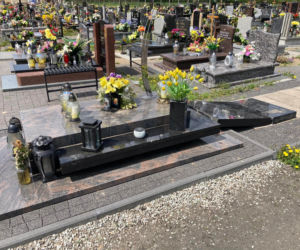 Szok! Kilkadziesiąt zdewastowanych nagrobków na cmentarzu w Piekarach Śląskich 