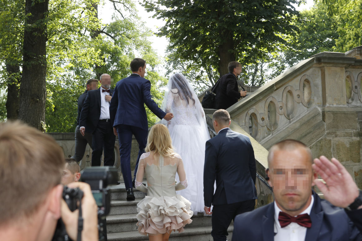 WJAZD LIMUZYNĄ I WEJŚCIE DO KOŚCIOŁA.