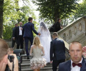 WJAZD LIMUZYNĄ I WEJŚCIE DO KOŚCIOŁA.
