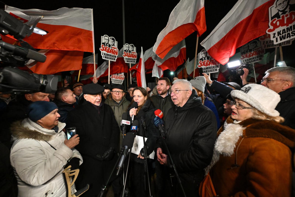 Manifestacje przed zakładami karnymi, w których przebywali Mariusz Kamiński i Maciej Wąsik