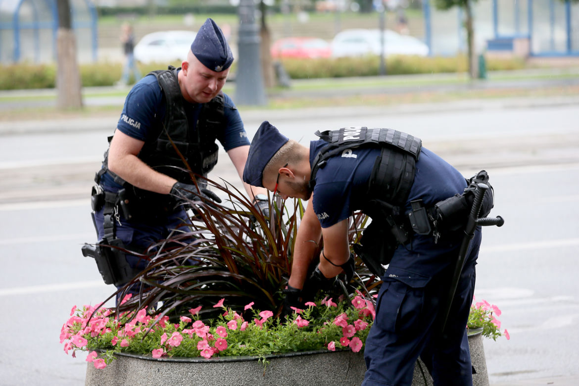 Policjanci grzebią w śmietnikach i kwietnikach w centrum Warszawy
