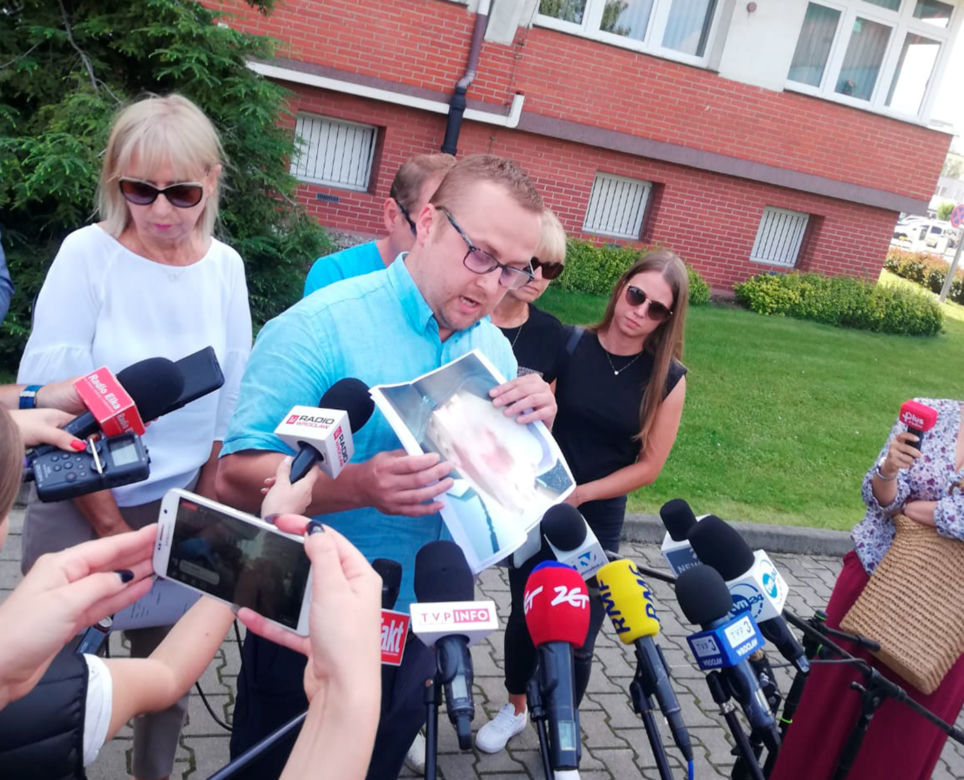 Lubin. Konferencja prasowa rodziny zmarłego Bartosza S.