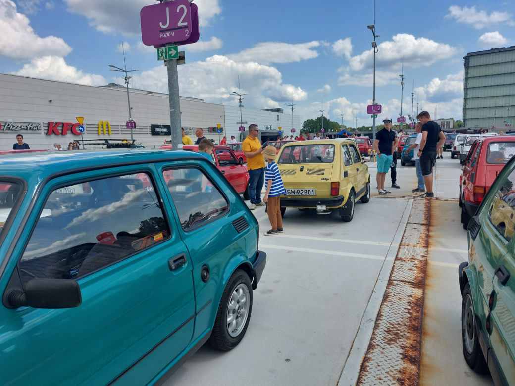 Zlot fiatów 126p w Galerii Libero w Katowicach