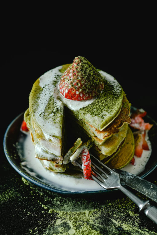 Nie tylko matcha latte. Podpowiadamy, jak jeszcze wykorzystać tę herbatę w kuchni