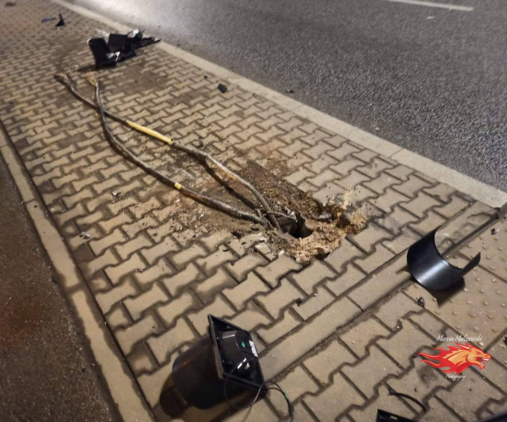 Pijany kierowca roztrzaskał swoje auto na słupie