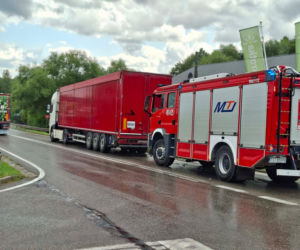 Groźna kolizja na DK 42 w Stykowie. Na skrzyżowaniu zderzyły się Ford, DAF i Renault