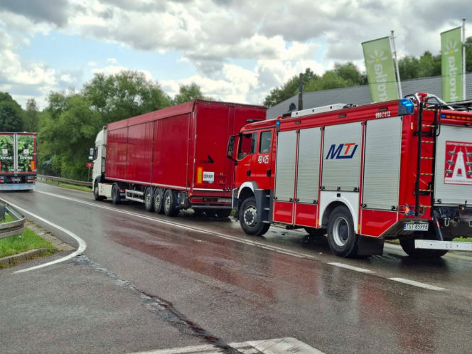 Groźna kolizja na DK 42 w Stykowie. Na skrzyżowaniu zderzyły się Ford, DAF i Renault