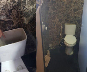 Sprzątała toalety, nagle usłyszała płacz. W spłuczce był upchnięty noworodek! Nie miał odciętej pępowiny