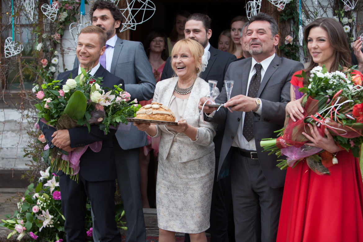 To nie koniec świata 2 sezon odc. 26. Anka (Karolina Gorczyca), Paweł (Krystian Wieczorek), Halina (Dorota Pomykała), Kazimierz (Artur Dziurman)