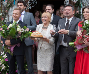 To nie koniec świata 2 sezon odc. 26. Anka (Karolina Gorczyca), Paweł (Krystian Wieczorek), Halina (Dorota Pomykała), Kazimierz (Artur Dziurman)