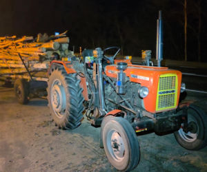 Koszmar na DK 50. 11-latka nie żyje. W auto wbiło się drzewo z ciągnika