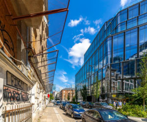 Szczury i spadający tynk tuż przy lśniących wieżowcach. Pańska 100 w Warszawie