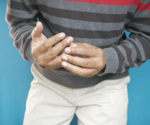 To jeden z możliwych skutków niedoboru witaminy B12. Kiedy wymaga pilnej wizyty u neurologa? 