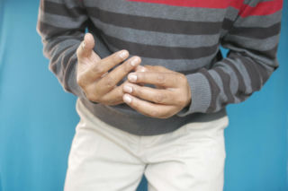 To jeden z możliwych skutków niedoboru witaminy B12. Kiedy wymaga pilnej wizyty u neurologa? 