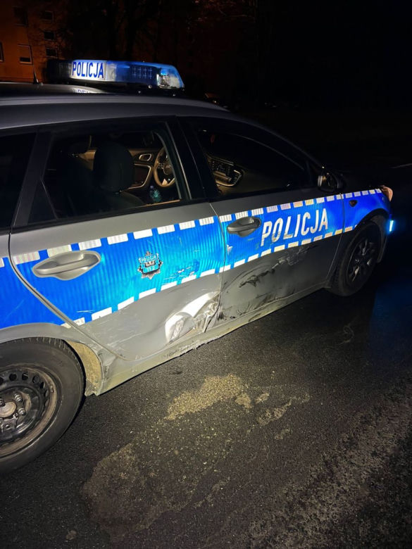 45-latek staranował radiowóz, potem ruszył na policjanta