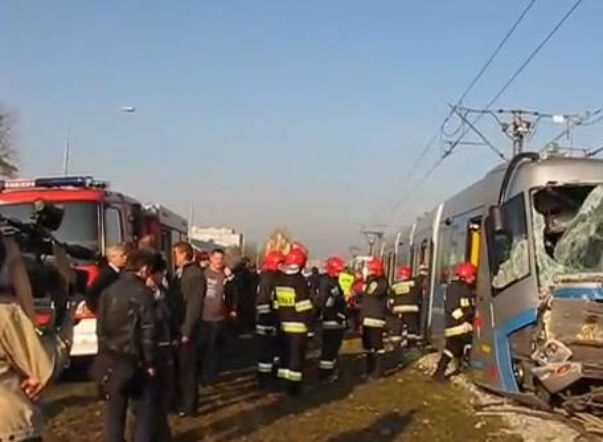 WROCŁAW: Zderzenie trzech TRAMWAJÓW, 21 osób RANNYCH 