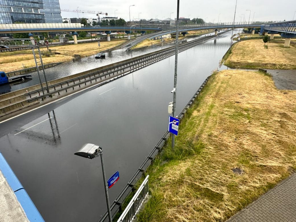 Totalna nawałnica w Warszawie. Samochody zatonęły na drodze