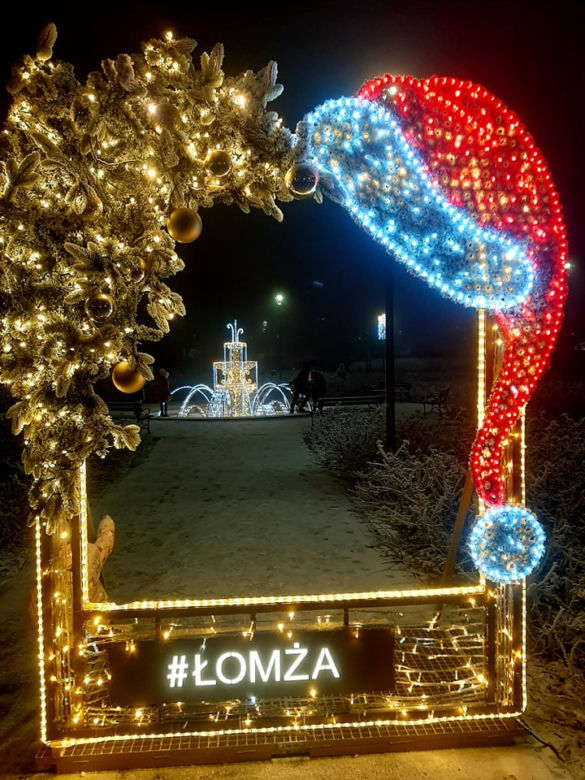 Ze szronem są jeszcze piękniejsze! Świąteczne iluminacje w Łomży