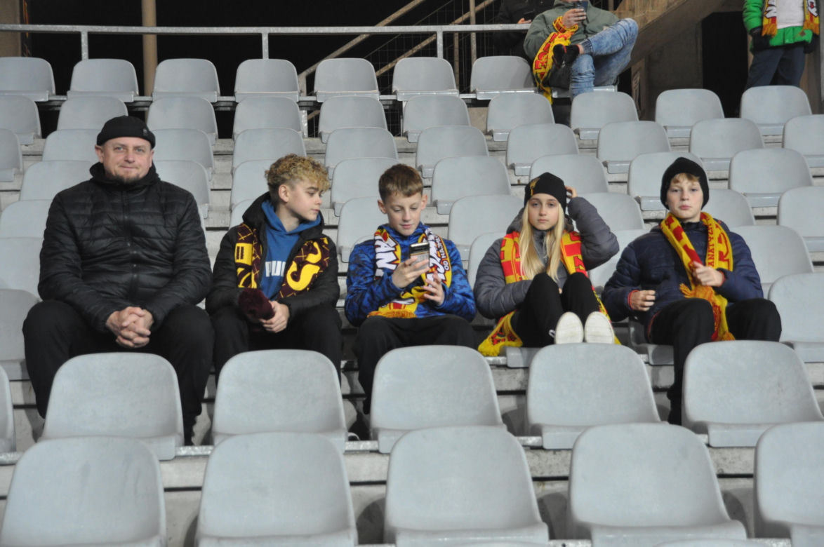 Żółto-czerwono na Suzuki Arenie! Zdjęcia kibiców na meczu Korona Kielce - Jagiellonia Białystok