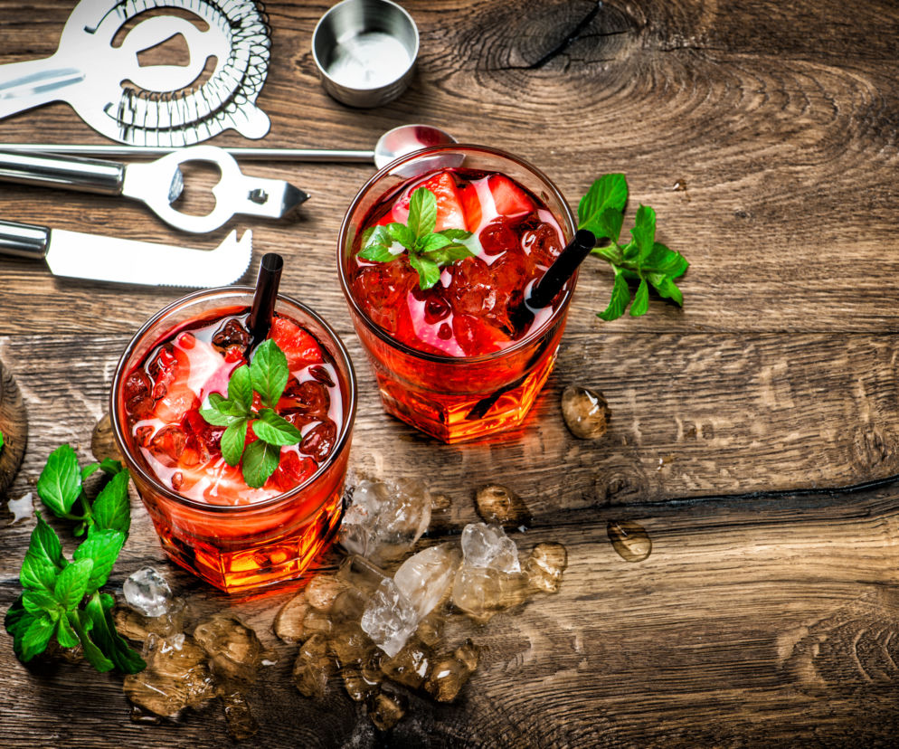 Truskawkowy koktajl z dżinem: przepis na drinka na lato