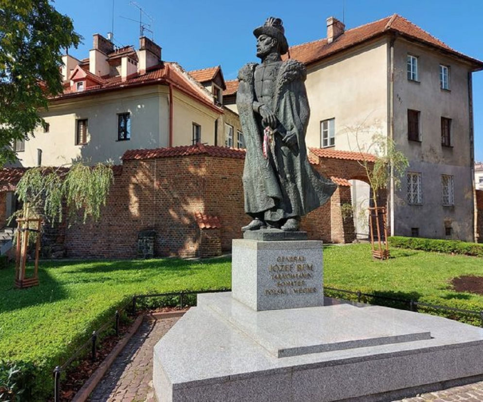 Pomnik Bema w Tarnowie już nie stoi samotnie. Wierzby wróciły