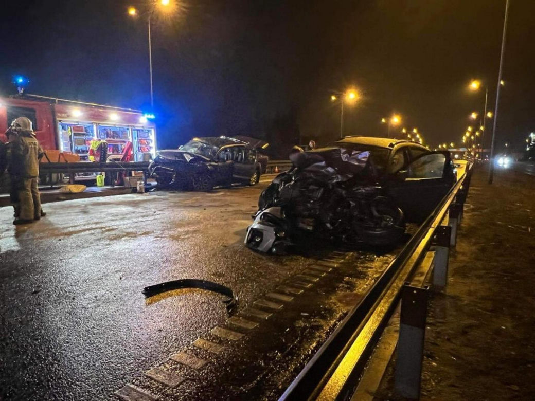 Czołowe zderzenie na S7, jedno z aut jechało pod prąd! Są ranni