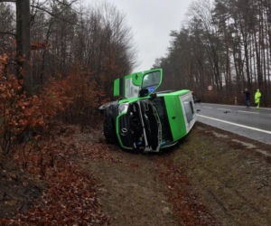 Zderzenie busa i samochodu. Trzy osoby ranne