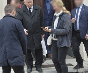 Zaczepili Kaczyńskiego  pod kościołem! Szok, czego od niego chcieli!