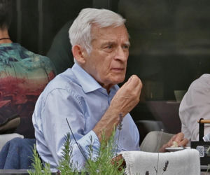 Premier Jerzy Buzek chłodzi się piwkiem