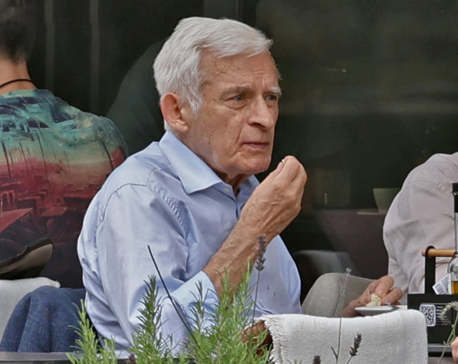 Premier Jerzy Buzek chłodzi się piwkiem