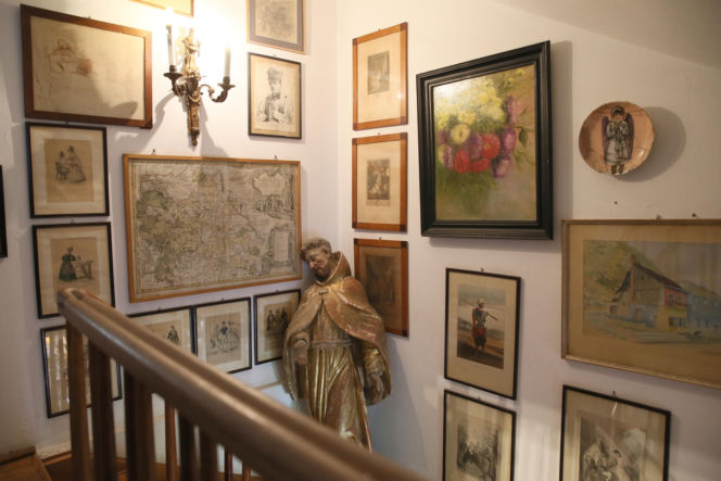 Wiemy, u kogo teraz mieszka Jarosław Kaczyński! W takich warunkach spędza czas. Mamy ZDJĘCIA!