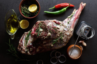 Jagnięcina pieczona z czosnkiem i cytryną – mięso tak miękkie, że rozpada się pod widelcem