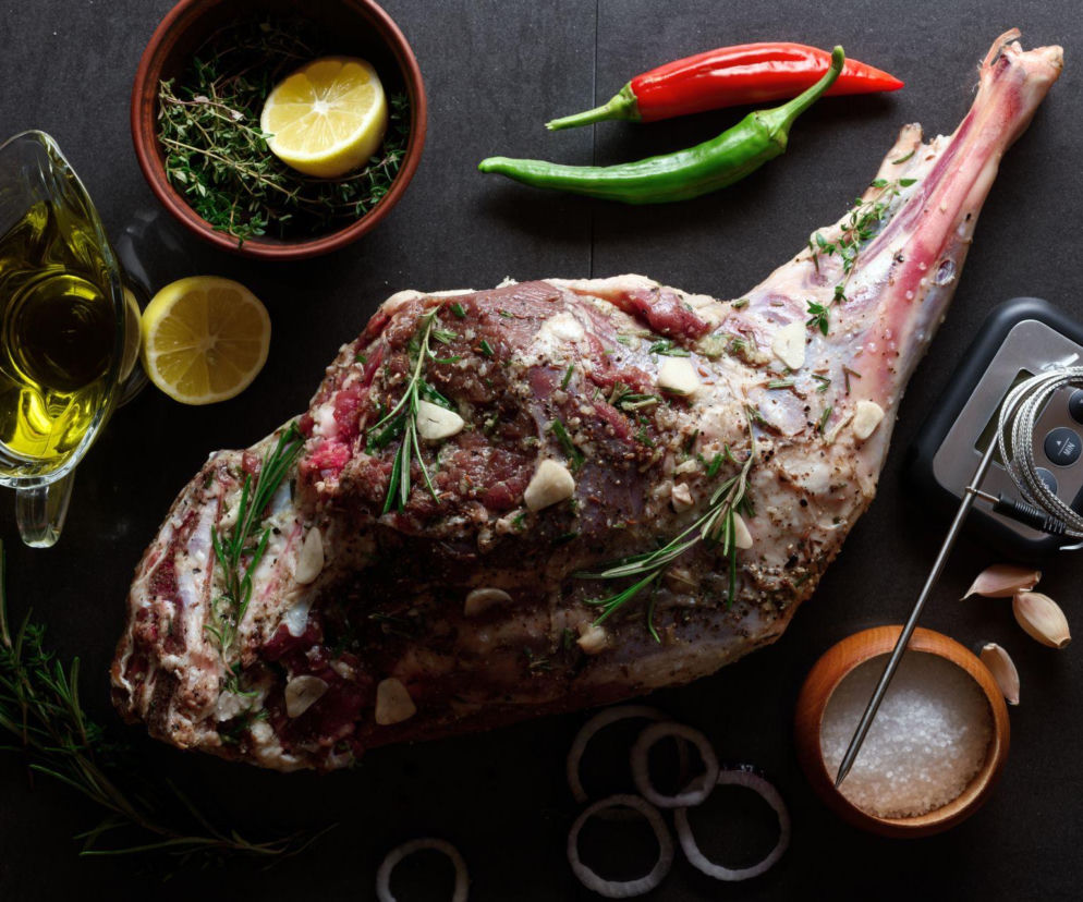 Jagnięcina pieczona z czosnkiem i cytryną – mięso tak miękkie, że rozpada się pod widelcem