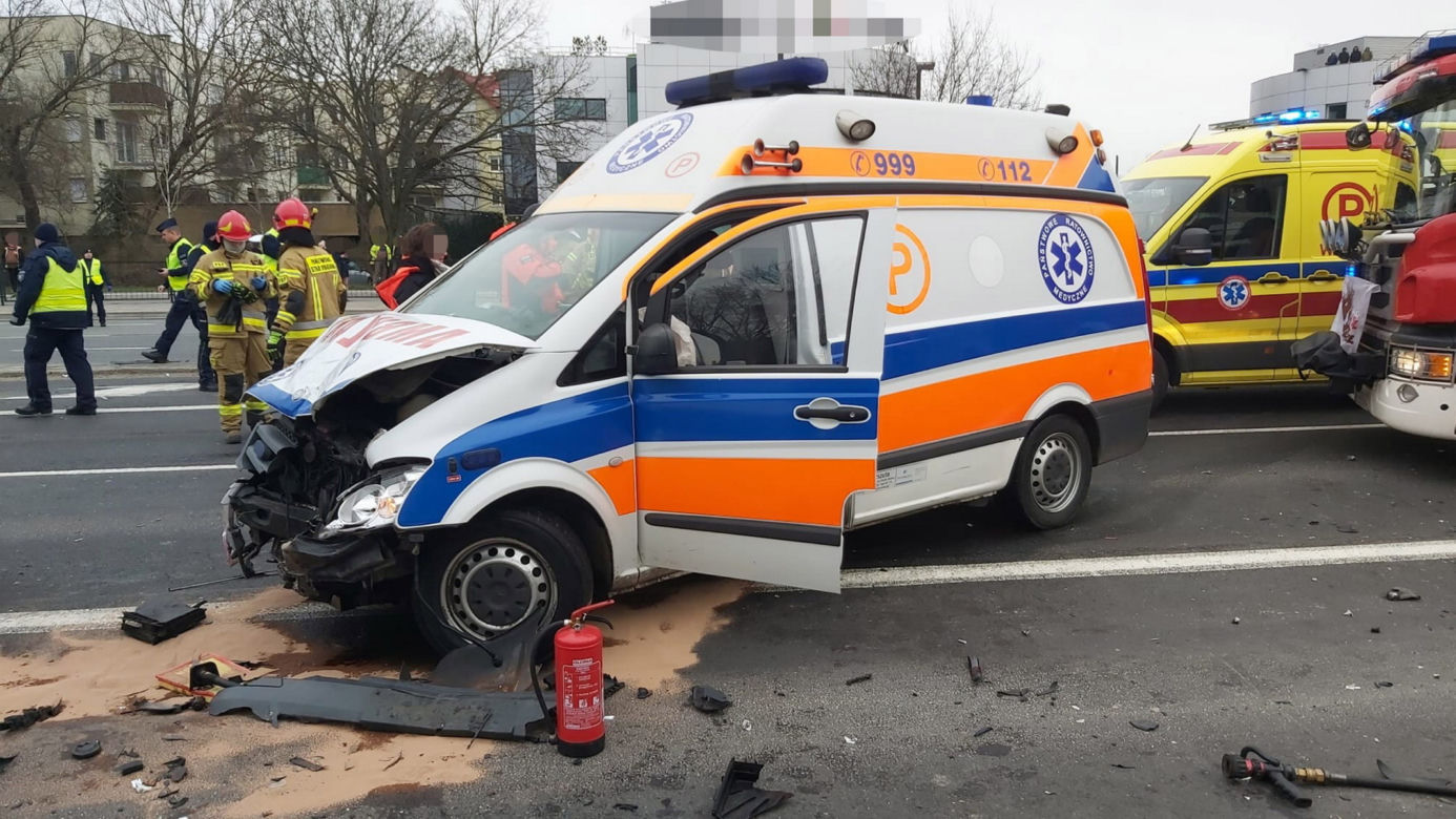 Koszmarny wypadek na Puławskiej. Dwa auta zderzyły się z karetką!