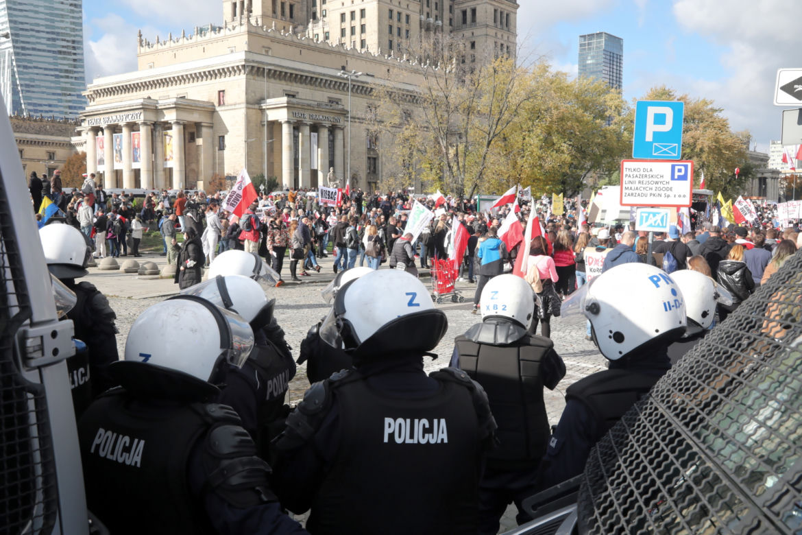 Protest antycovidowców i przedsiębiorców na Placu Defilad