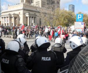 Protest antycovidowców i przedsiębiorców na Placu Defilad